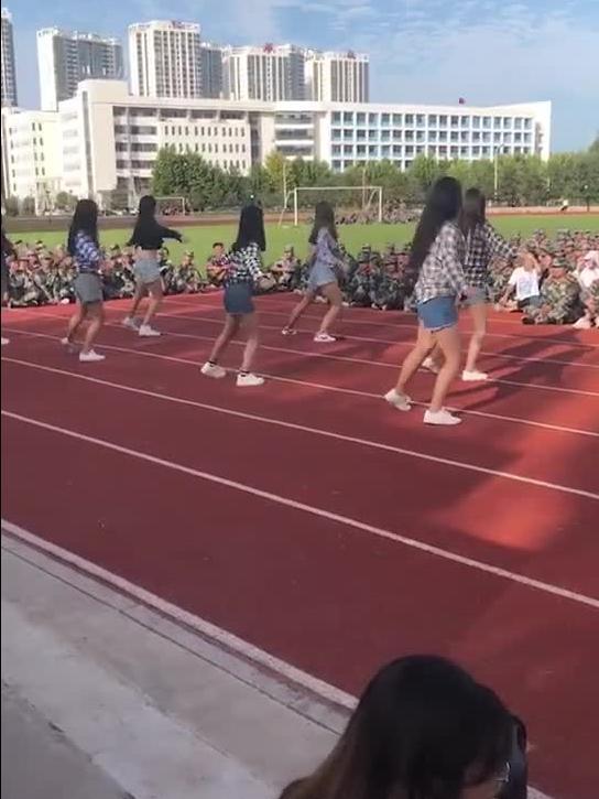 吃瓜跳舞军训,青春校园的多彩篇章